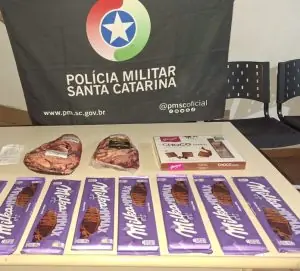 Homem é preso após tentar furtar chocolates e picanha de supermercado