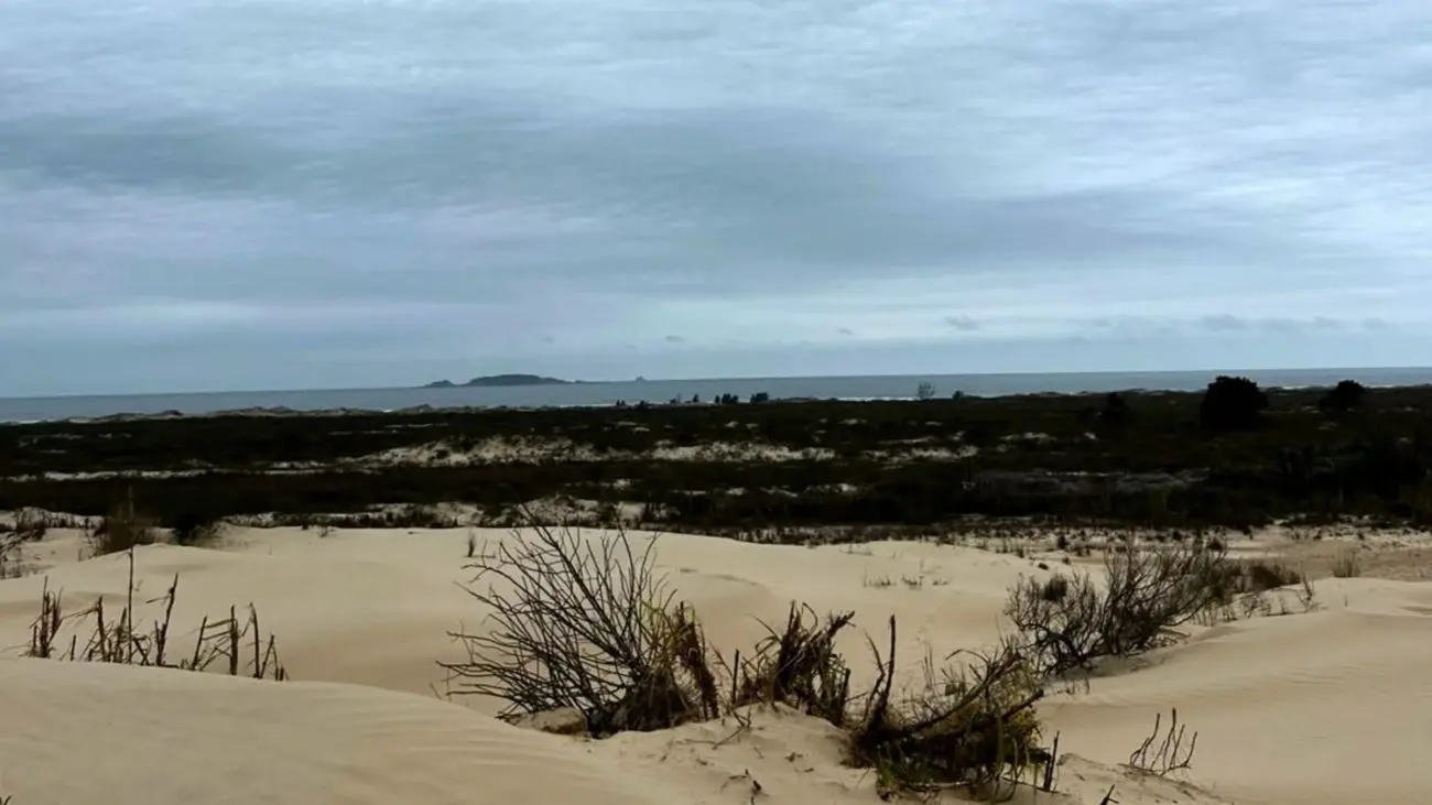 Homem condenado a 16 anos foge por 7 km em dunas e mata, mas é localizado por drone e preso em SC