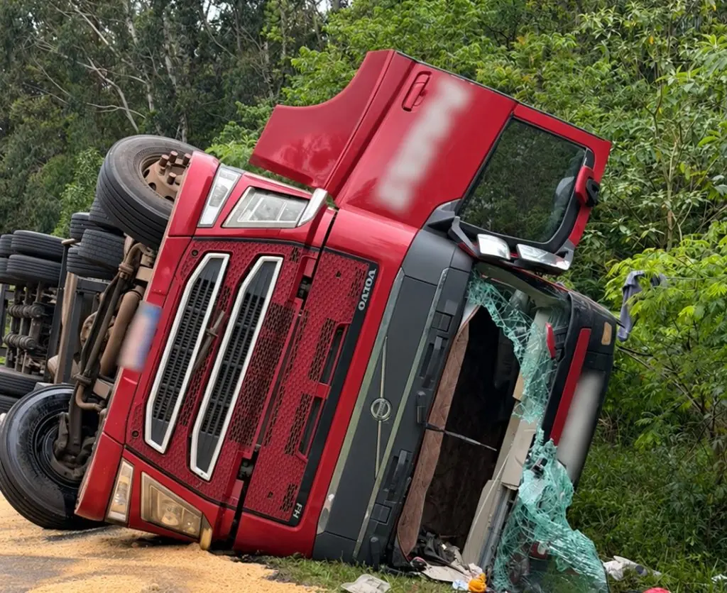 Outra carreta tomba na BR-282 na mesma manhã e motorista fica ferido em Vargem Bonita