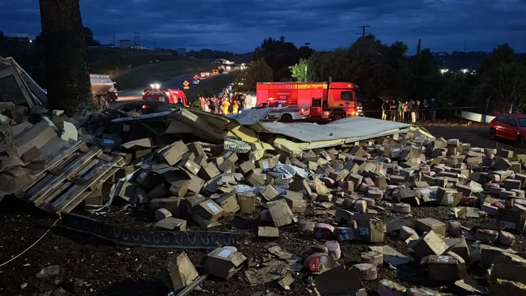 Carreta tomba na BR-282, em Ponte Serrada, e populares retiram mercadorias da carga