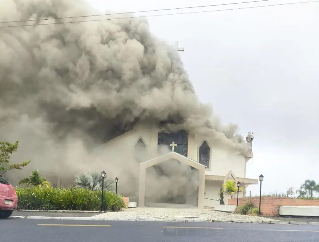 Incêndio atinge Igreja Matriz de Treze de Maio, no Sul de SC; não há feridos