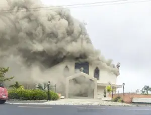 Incêndio atinge Igreja Matriz de Treze de Maio, no Sul de SC; não há feridos