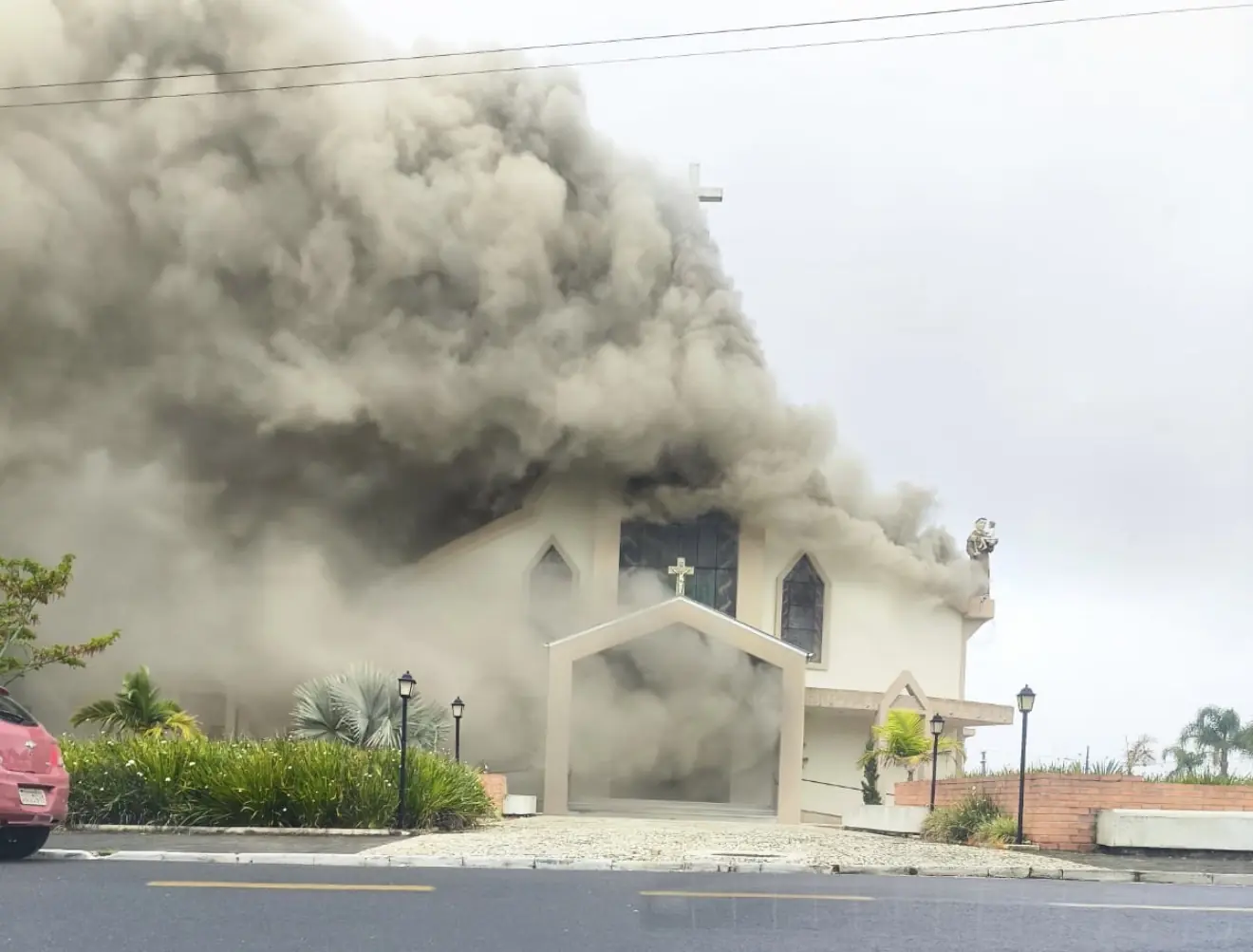Incêndio atinge Igreja Matriz de Treze de Maio, no Sul de SC; não há feridos