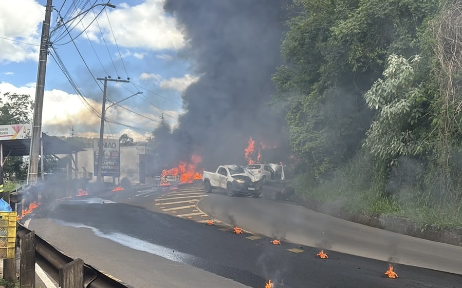 Veículos em chamas na pista da Serra de Capinzal após o acidente com caminhões