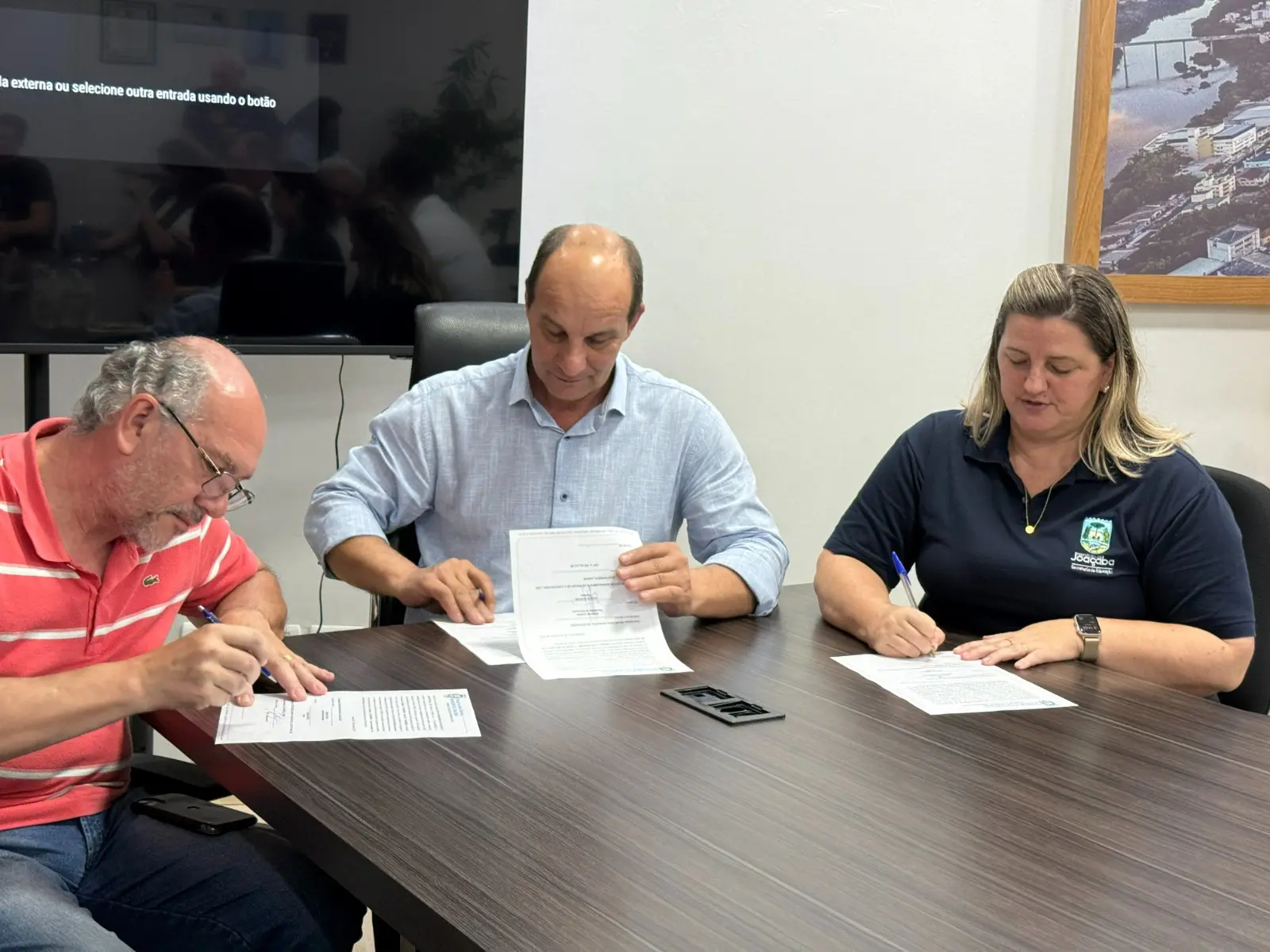 Secretária de Educação, prefeito e representante da empresa assinam a ordem de serviço para reforma do CEFREI