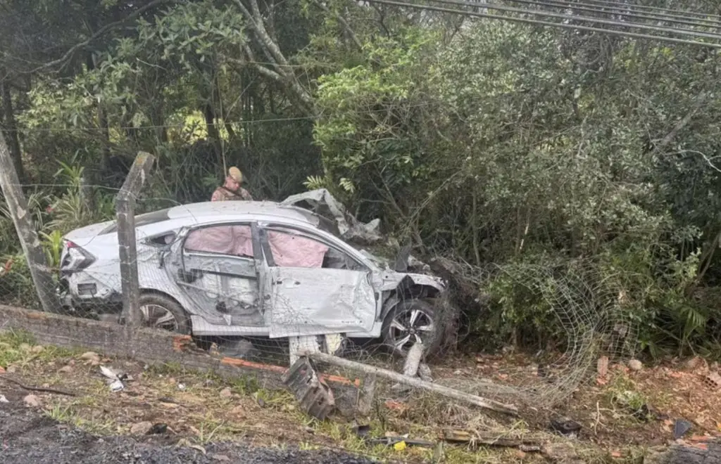Homem suspeito de matar ex-companheira e o namorado dela a facadas é preso após acidente em SC