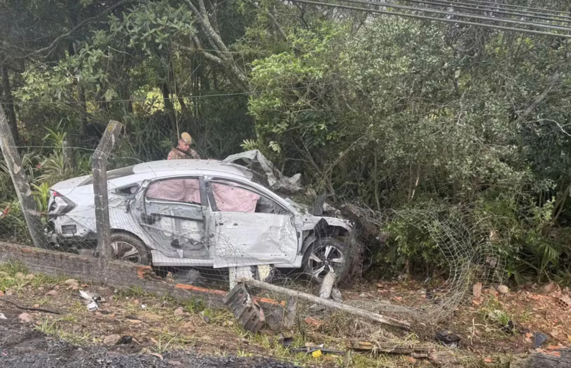 Homem suspeito de matar ex-companheira e o namorado dela a facadas é preso após acidente em SC