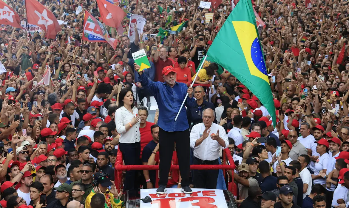 Lula é reeleito presidente; Flávio Bolsonaro vence em Santa Catarina com 69,42%