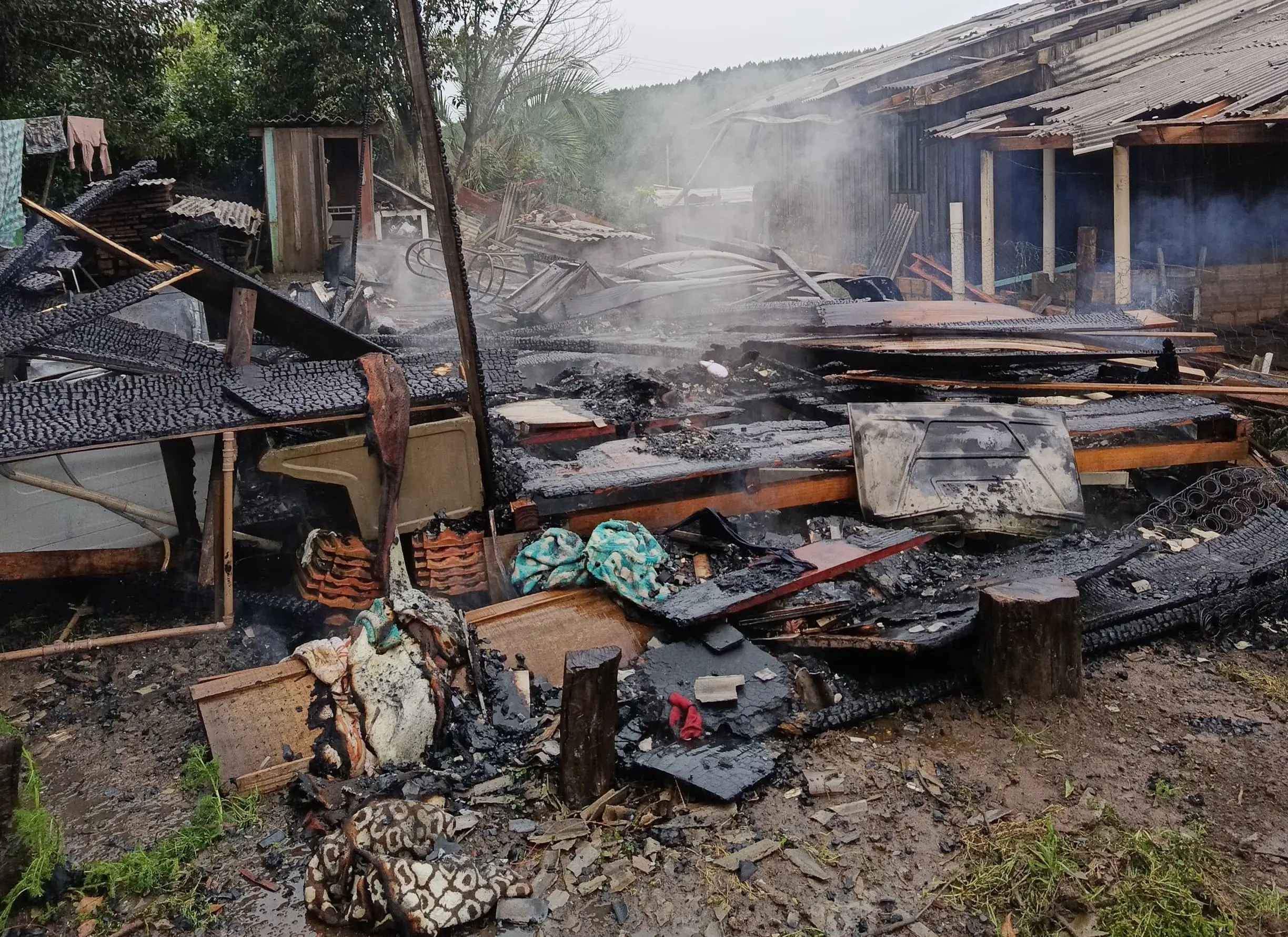 Família perde tudo em incêndio na região