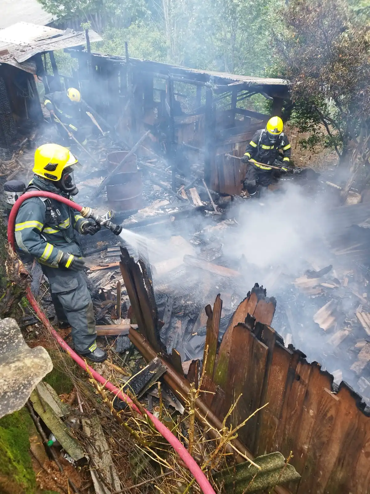 Bombeiros combatem incêndio em galinheiro no distrito de Bela Vista, em Campos Novos