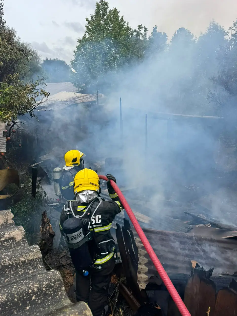 Equipe do CBMSC faz rescaldo após incêndio em galinheiro em Bela Vista, Campos Novos