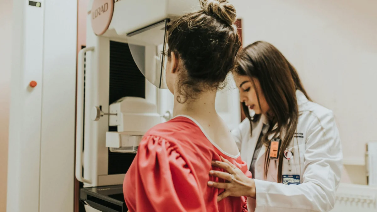 Outubro Rosa: SUS garante mamografia a partir dos 40 anos, mesmo sem sintomas