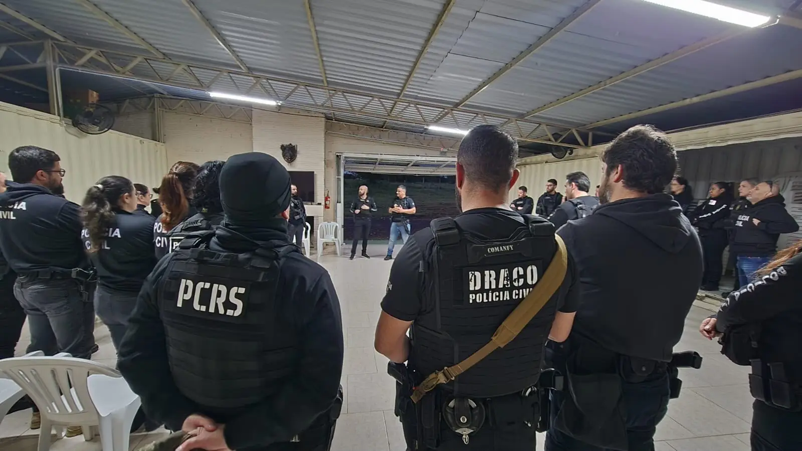 Policiais civis reunidos para o briefing da Operação Trabalho Interno
