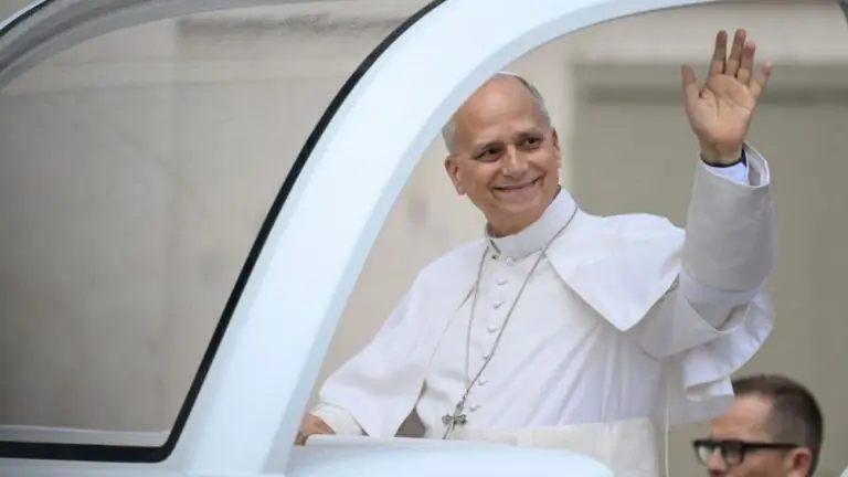 Papa Leão XIV emociona fiéis ao voltar ao Vaticano após cirurgia para tratar câncer