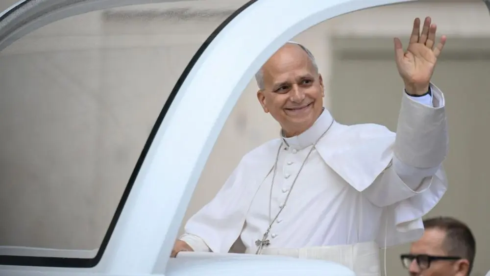 Papa Leão XIV emociona fiéis ao voltar ao Vaticano após cirurgia para tratar câncer