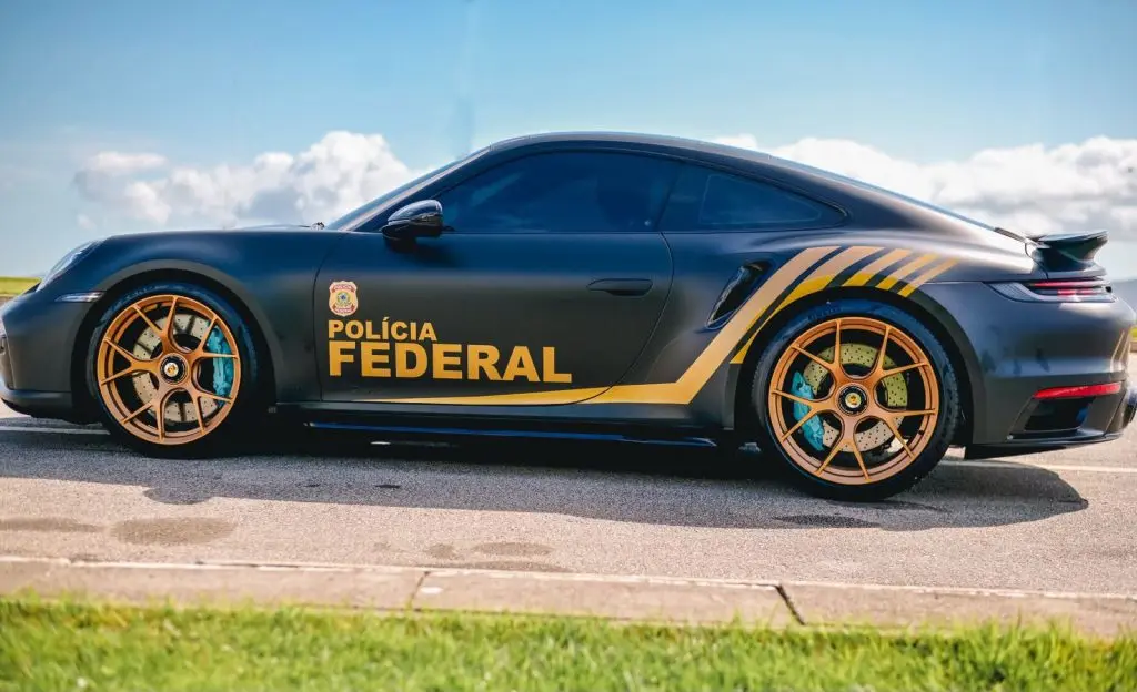 Porsche 911 Turbo adaptada como viatura da Polícia Federal, em vista lateral