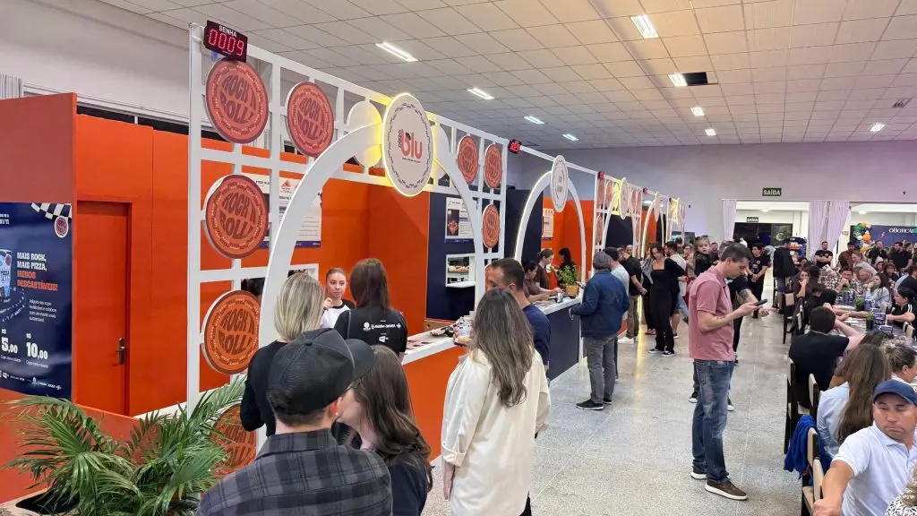 Estande da Pizza Blu com fila de público no Pizza & Fuzz