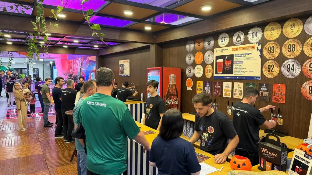 Balcão de chopes da Cervejaria Tendel no Pizza & Fuzz