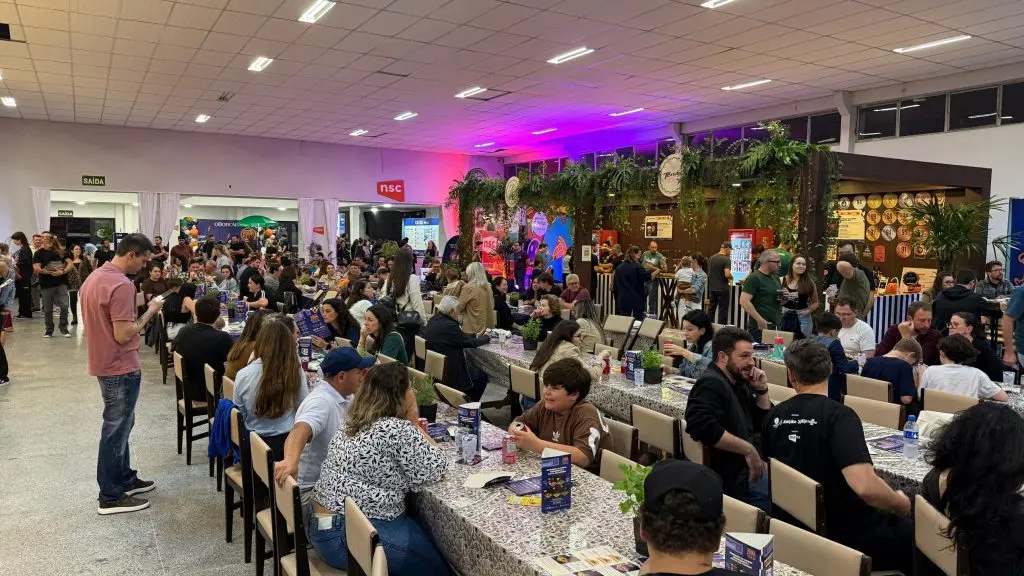 Público lota mesas no Pavilhão Frei Bruno durante a abertura do Pizza & Fuzz