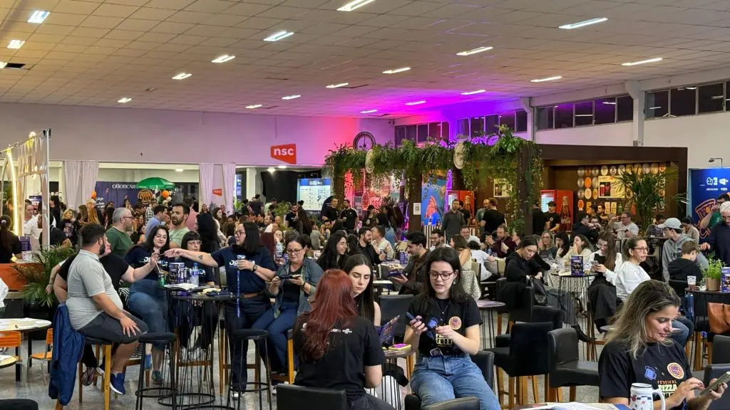Público ocupa mesas altas e estandes no Pizza & Fuzz