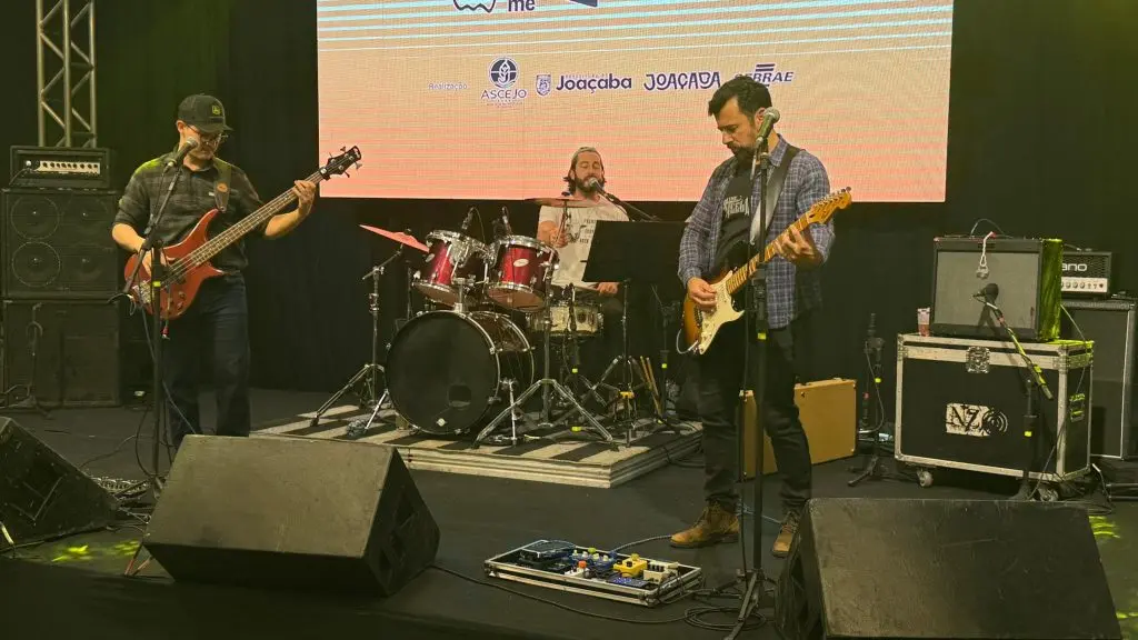 Banda se apresenta no palco do Pizza & Fuzz