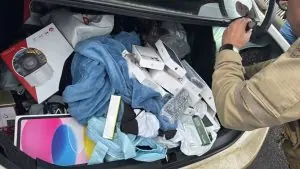 Carro com placas de Fraiburgo é flagrado com iPhones, MacBooks e medicamentos escondidos em compartimento oculto