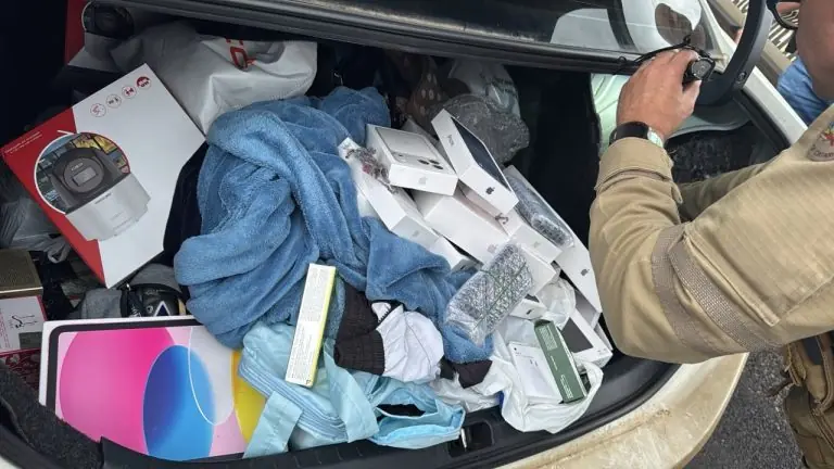 Carro com placas de Fraiburgo é flagrado com iPhones, MacBooks e medicamentos escondidos em compartimento oculto