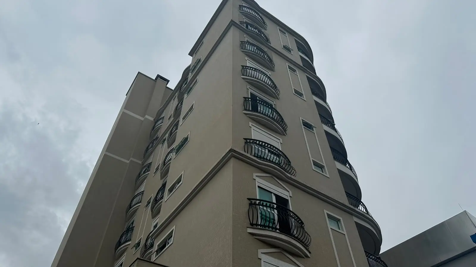 Prédio onde um apartamento foi atingido por princípio de incêndio, em Joaçaba