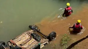Carcaça de Saveiro arrastada pela enchente é retirada do Rio do Tigre, em Joaçaba