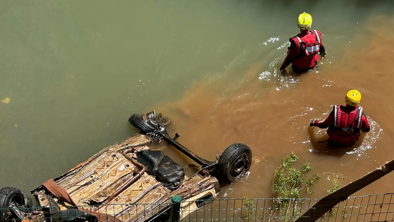 Carcaça de Saveiro arrastada pela enchente é retirada do Rio do Tigre, em Joaçaba
