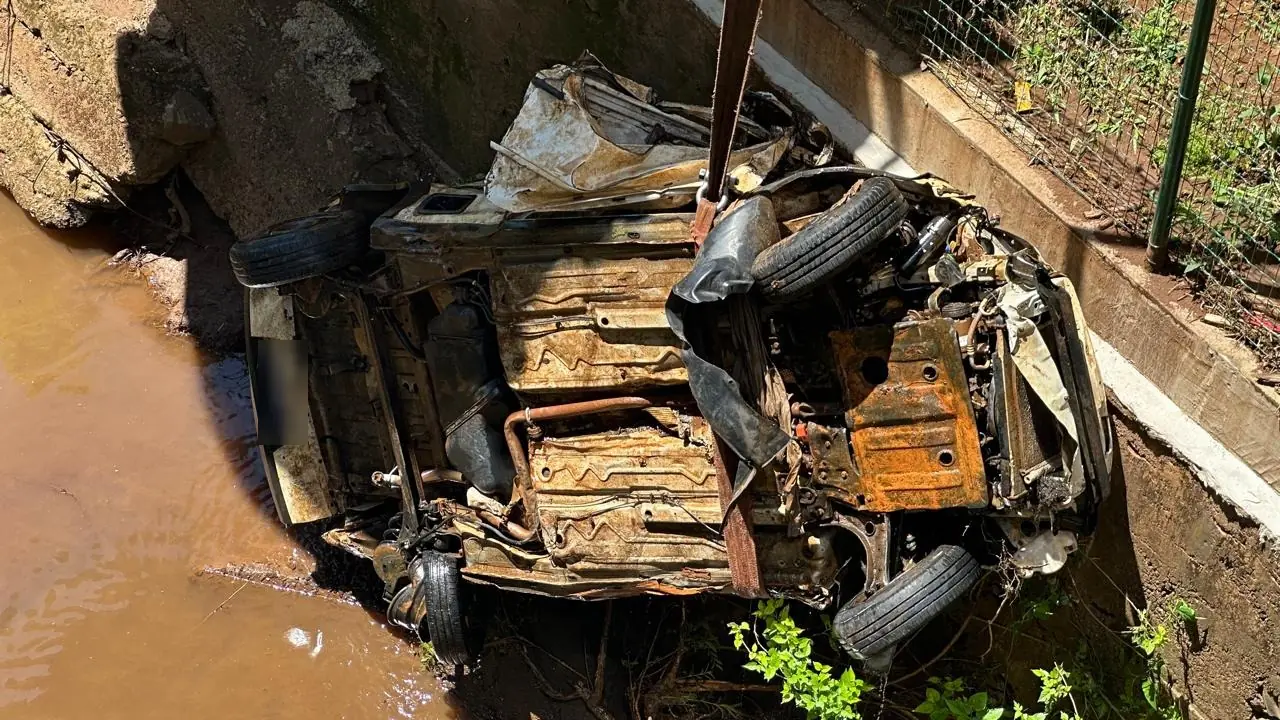 Carcaça do veículo suspensa por cinta, sendo içada da margem do Rio do Tigre