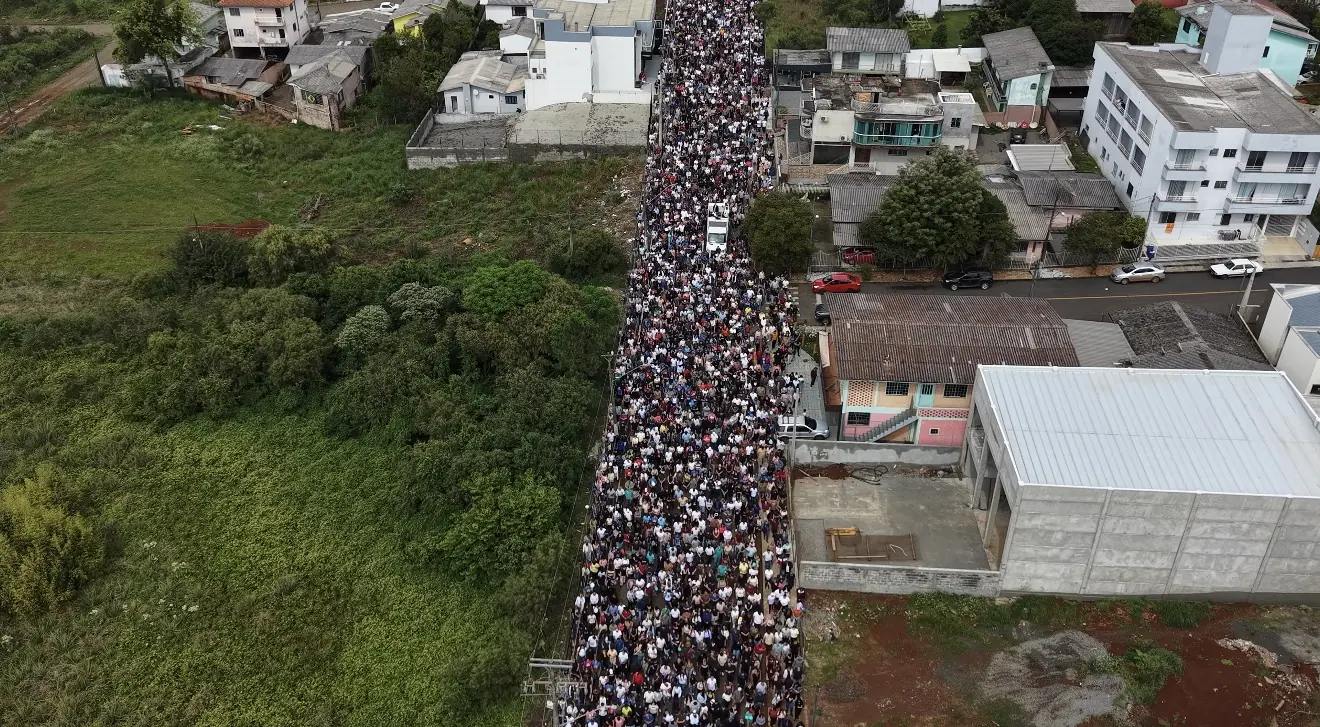 Multidão acompanha a caminhada da 49ª Romaria de Nossa Senhora Aparecida em Campos Novos