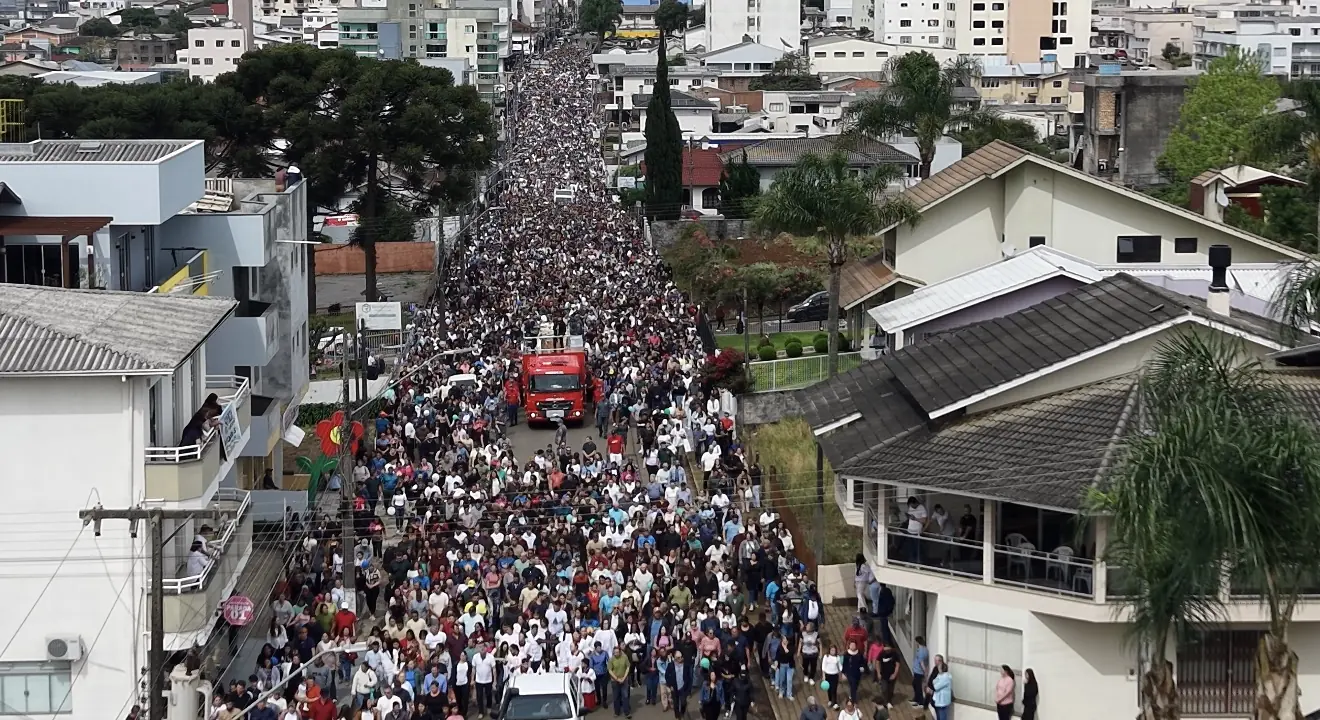 Fiéis lotam as ruas de Campos Novos durante a Romaria de Nossa Senhora Aparecida