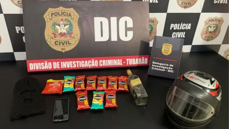 Jovem é preso após assaltar comércio, roubar camisinhas e forçar beijo de funcionária em SC