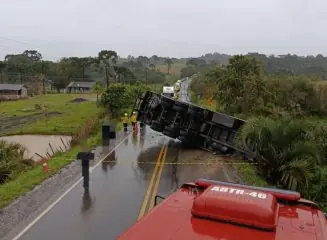 Carreta tomba e interdita SC-355 por cerca de cinco horas