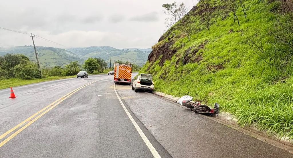 Acidente entre carro e moto mata motociclista e passageiro de carro no Oeste