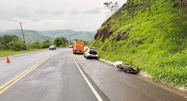 Acidente entre carro e moto mata motociclista e passageiro de carro no Oeste