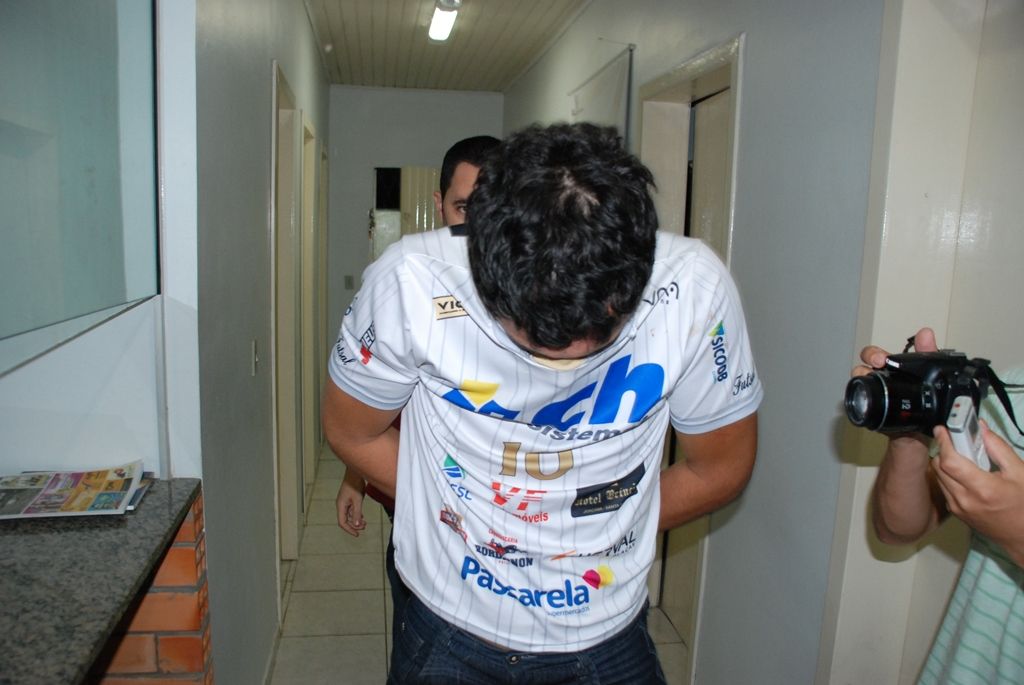 Ex-marido mata mulher e forja suicídio