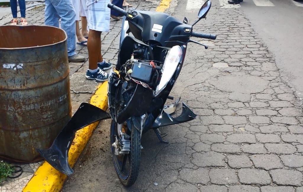 Carreta passa sobre moto e motociclista no centro