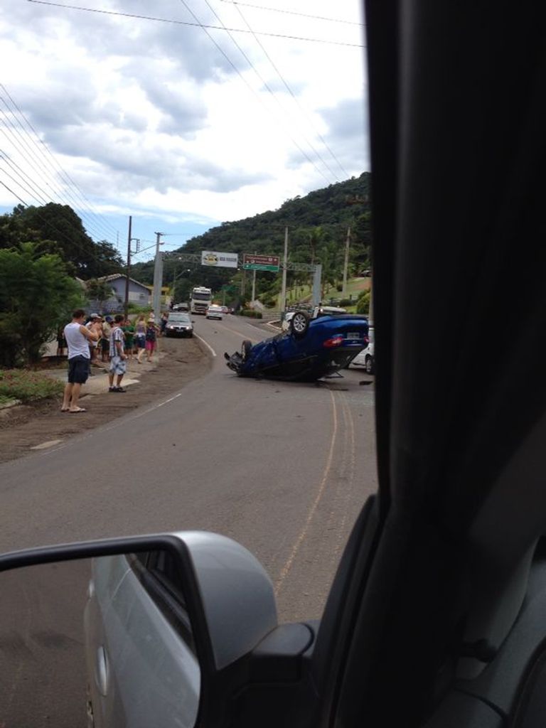 Motorista bêbado capota veículo e vai preso
