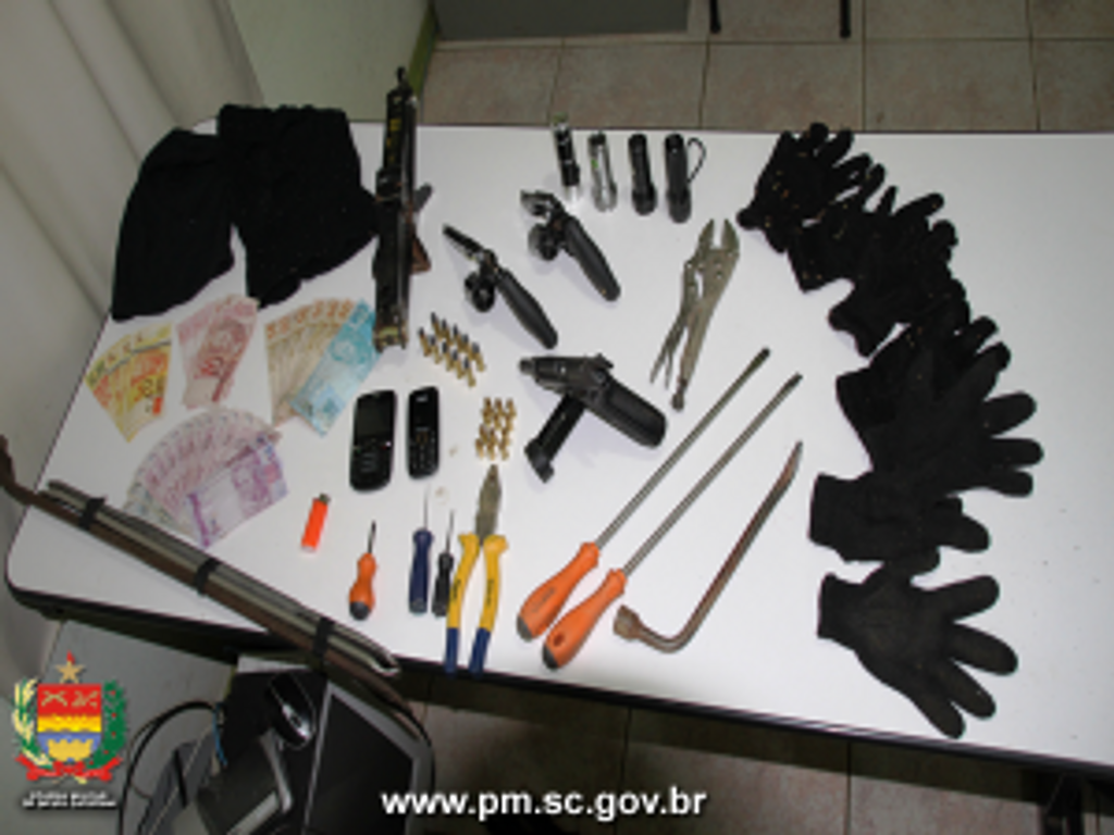 PM apreende armas e recupera veículo furtado