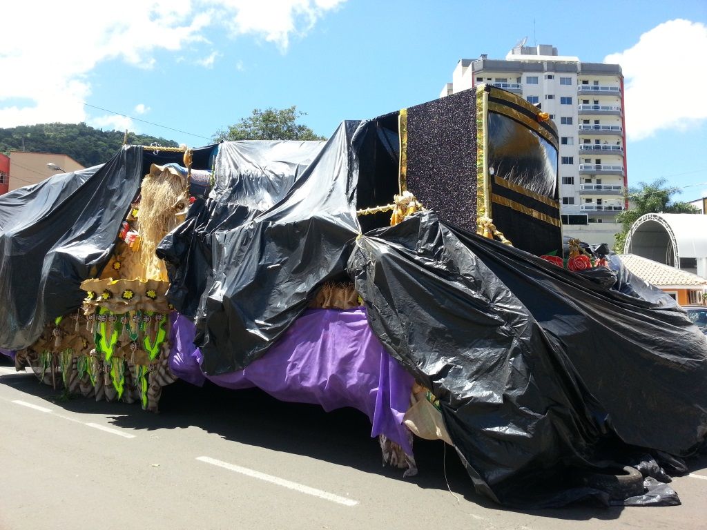 Carros alegóricos começam a ser transportados para a XV de Novembro hoje
