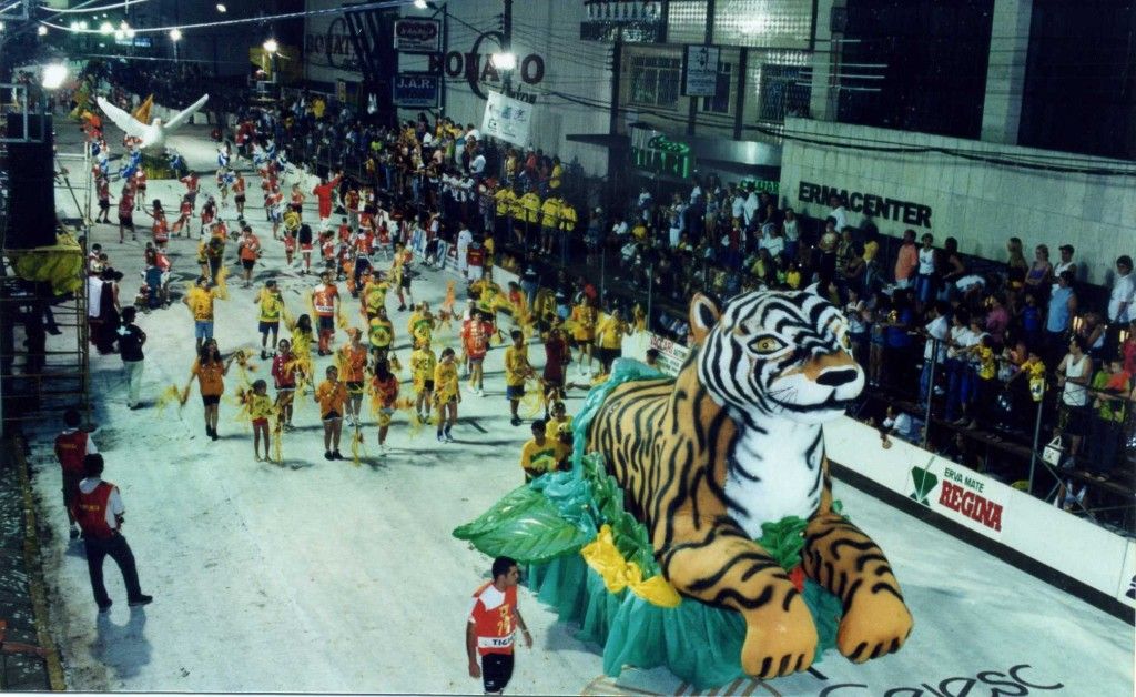Desfile de blocos acontece no domingo na XV de Novembro