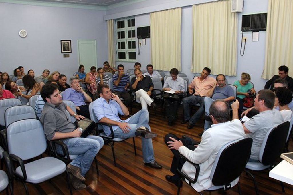 Médicos do Estado podem decidir por suspensão de atendimentos