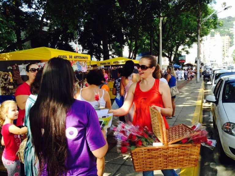 CDL distribui 600 rosas no Dia Internacional da Mulher