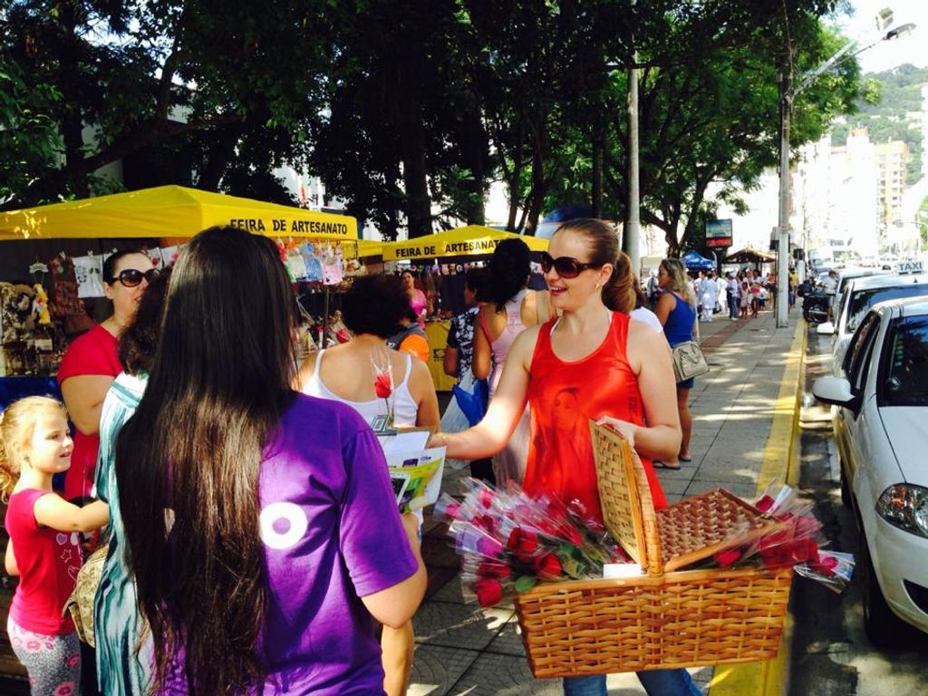 CDL distribui 600 rosas no Dia Internacional da Mulher