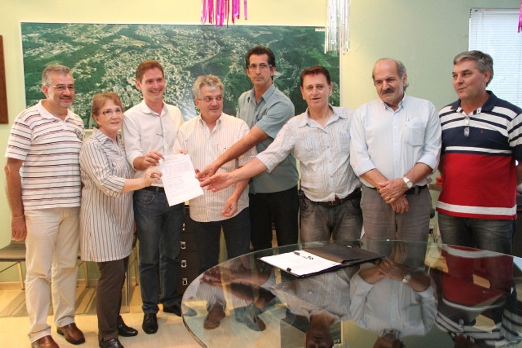 Ordem de serviço para pavimentação da Rua Amábile Falavinha é entregue