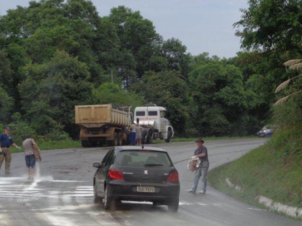 Caminhão de Luzerna se envolve em acidente na BR 153