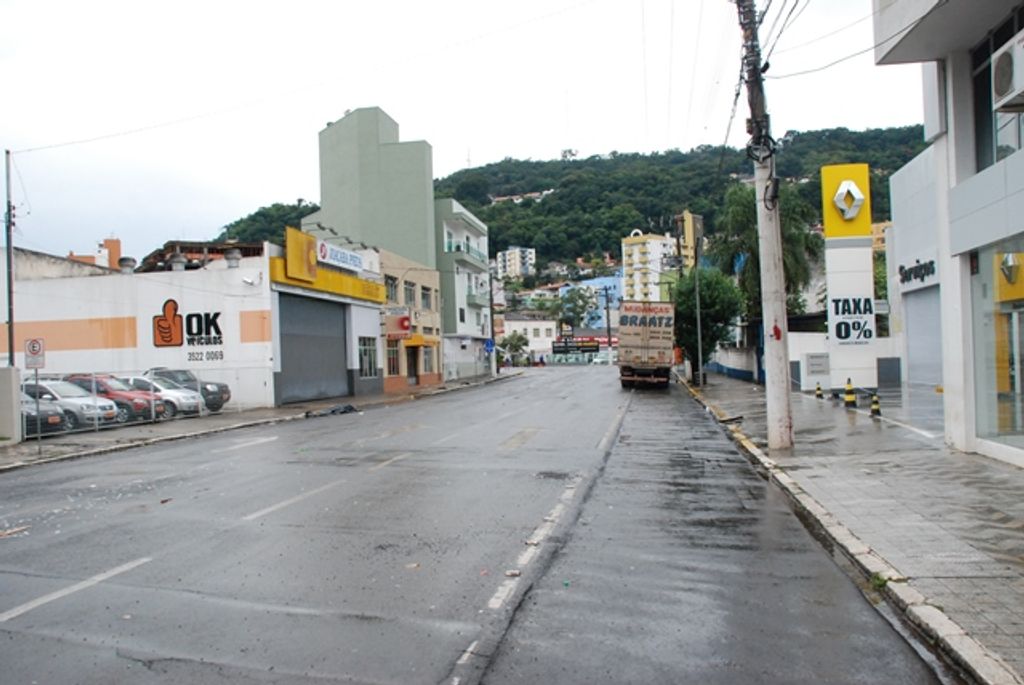 Foto de outro ângulo mostra gesto deselegante