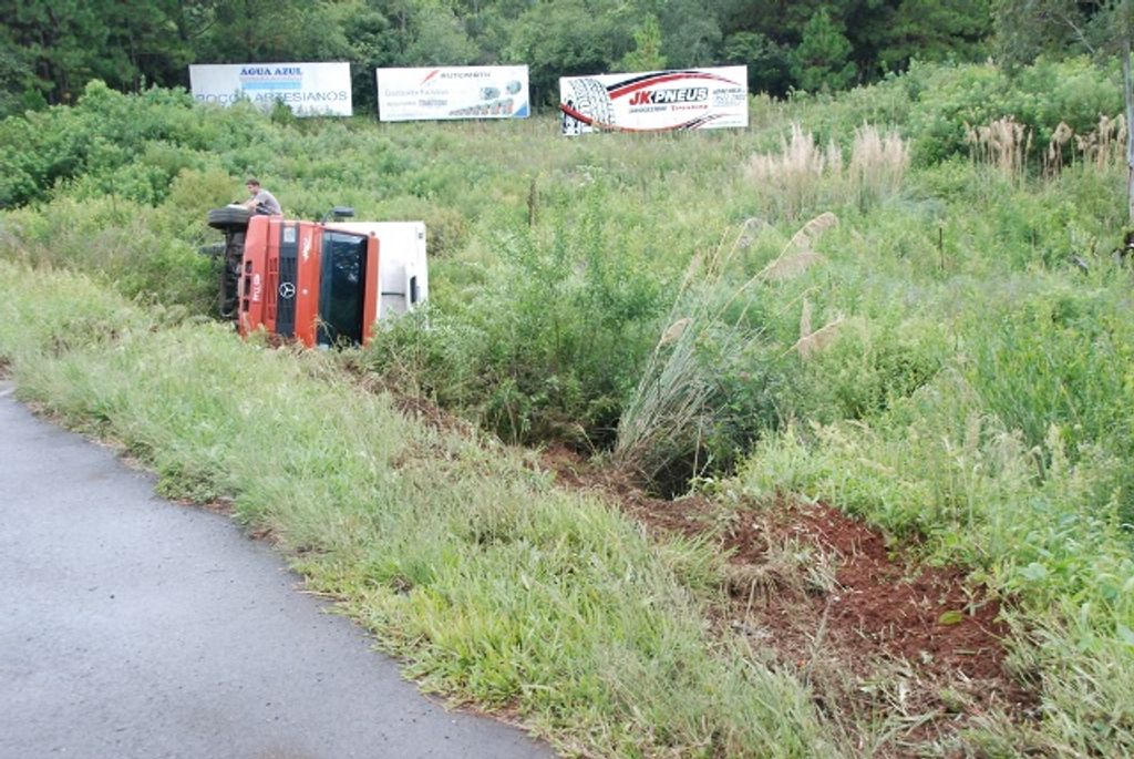 Acidente envolve caminhão na BR-282 em Joaçaba